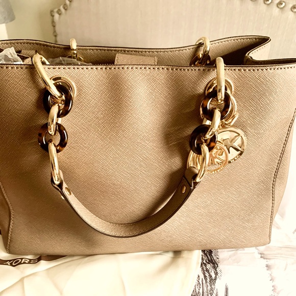 MK medium purse almost new - Picture 1 of 5